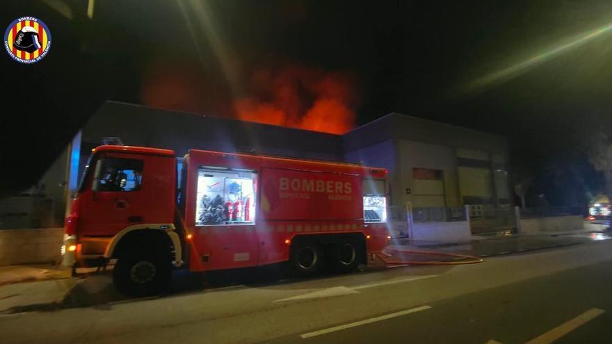 Controlado el grave incendio de una nave industrial en Montserrat