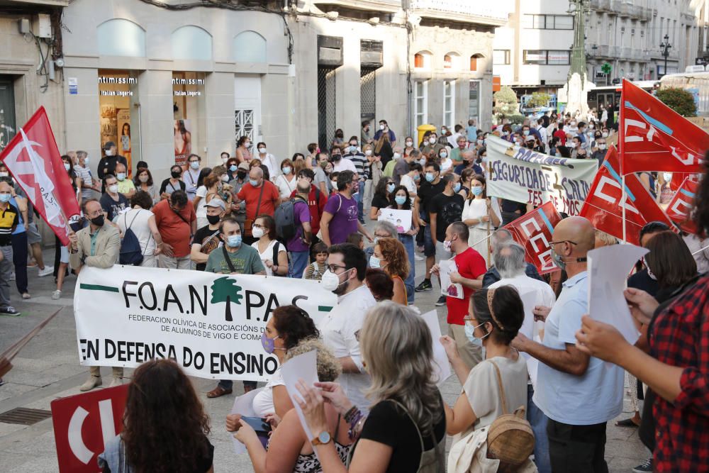 Los manifestantes, frente al museo Marco.