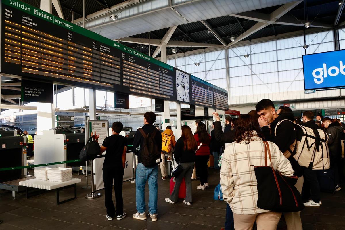 Así estaba la estación de Joaquín Sorolla este lunes de la primera jornada de huelga de maquinistas.