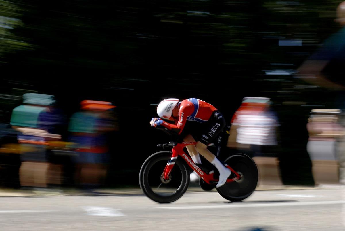El ciclista noruego Tobias Foss pedaleando durante la etapa 16 del Tour de Francia, una contrarreloj individual (CRI) de 26,1 km desde Evian-les-Bains hasta Thonon-les-Bains. El ciclista noruego Tobias Foss pedaleando durante la etapa 16 del Tour de Francia, una contrarreloj individual (CRI) de 26,1 km desde Evian-les-Bains hasta Thonon-les-Bains.