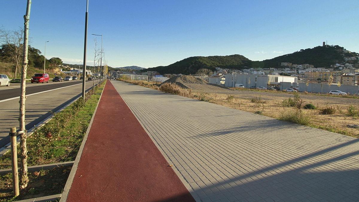 Els terrenys municipals on es construirà la Prefectura de la Policia Local de Blanes amb la carretera GI-682 al costat