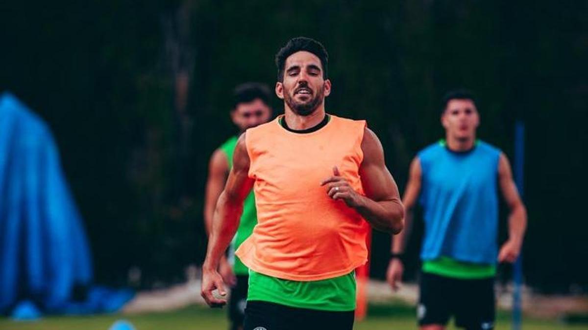 Pedro Bigas, capitán del Elche, durante un entrenamiento de la 2026-2027
