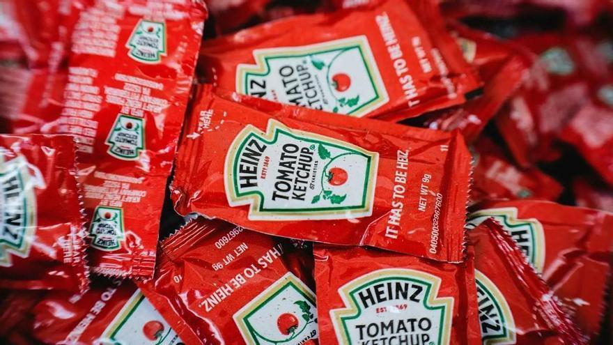 Entrará en vigor: Desaparecen los sobres de ketchup, mayonesa y azúcar en los bares y restaurantes a partir de agosto