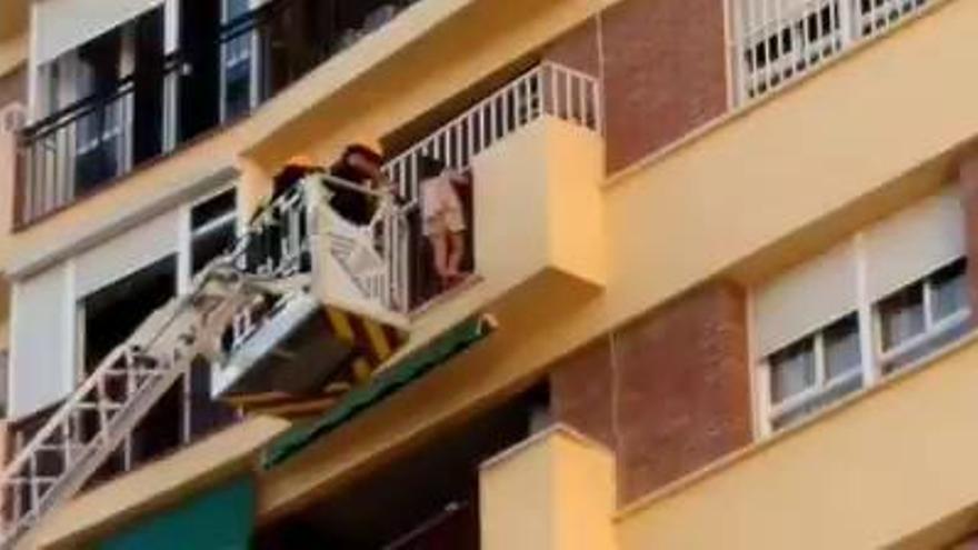 Así fue el rescate de la niña encaramada en el balcón en Carretera de Cádiz