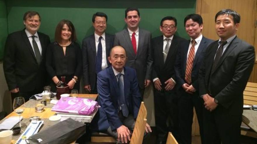 La delegación alcoyana, Hiroshi Fujii y el ministro japonés.