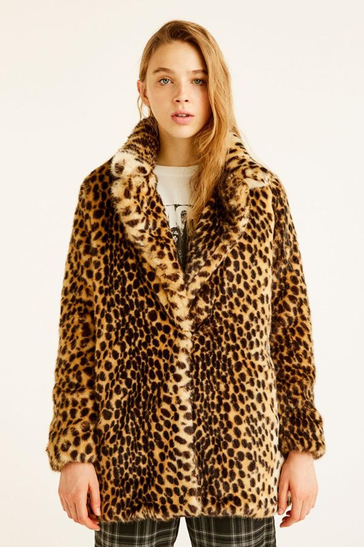 Rebajas 2018: abrigo de leopardo de Pull&amp;Bear