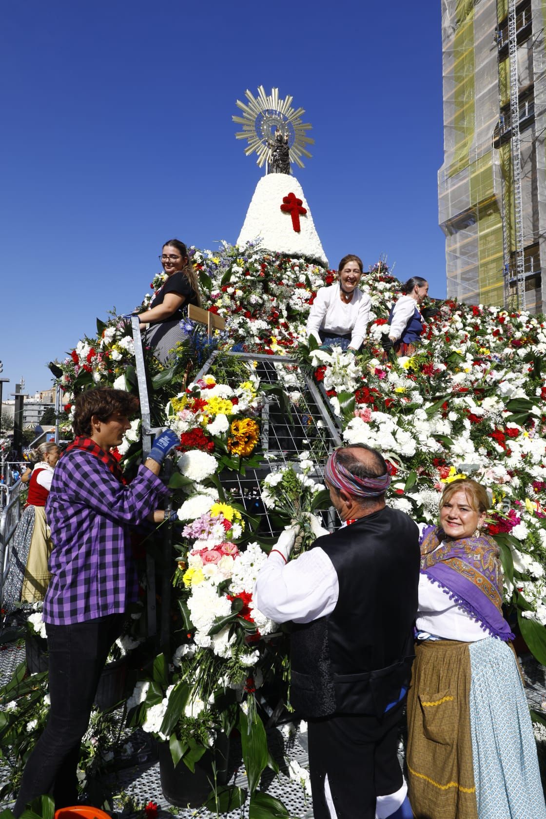 En imágenes | Zaragoza vive su día grande con la Ofrenda de Flores a la Virgen del Pilar