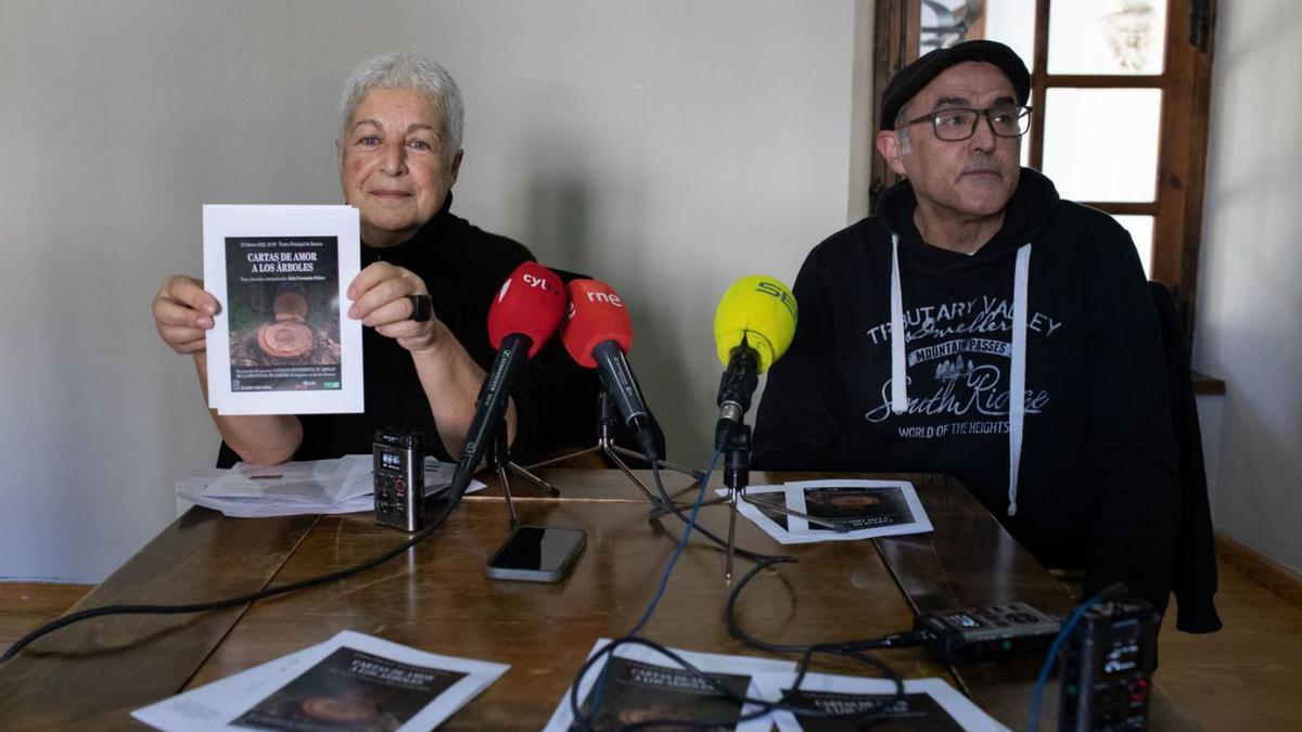 Cristina Zelich, coordinadora de Ecologistas en Acción, junto con el dramaturgo Julio Fernández.