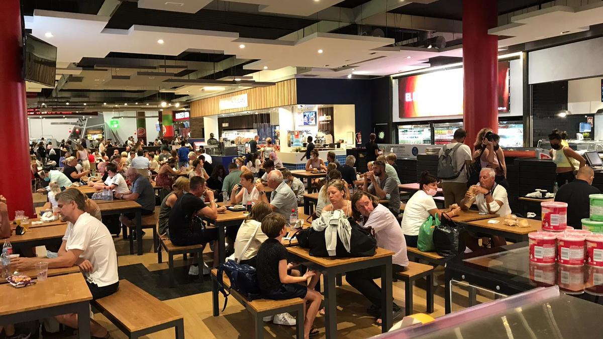 Sin cantina en el aeropuerto de Palma solo queda llevarse la propia comida o buscar ofertas para el personal en los restaurantes.