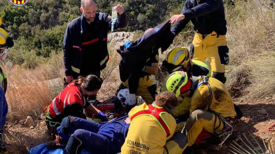 Rescatan en Alzira a un espeleólogo que quedó colgado de un arnés al fallar un anclaje