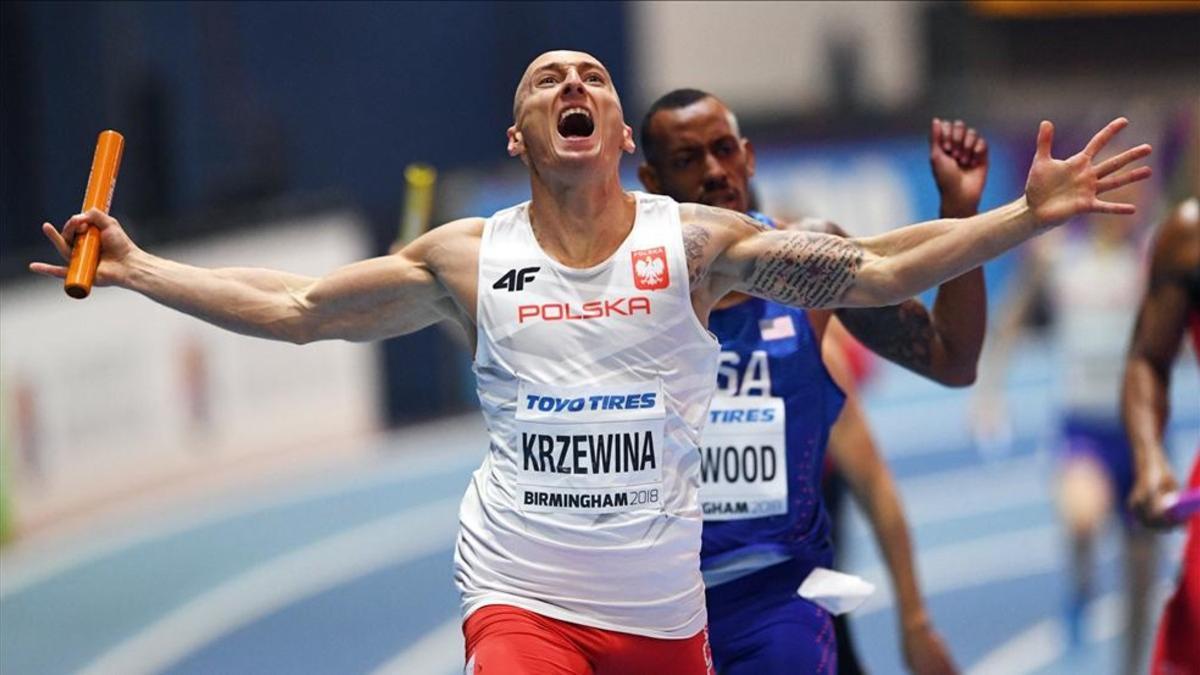 El polaco Jakub Krzewina es la viva imagen de la felicidad, oro y récord mundial de 4x400