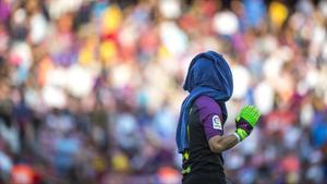 Bravo abandona el Camp Nou tras el partido contra el Betis.