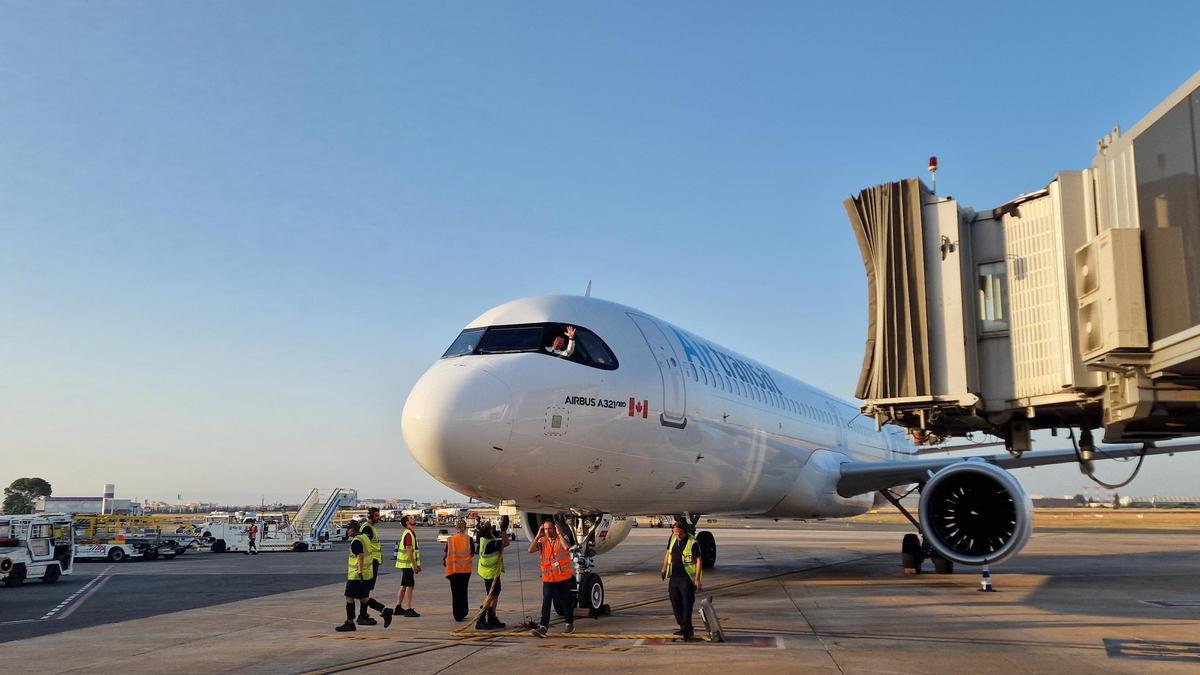 El avión tras aterrizar hoy en Manises
