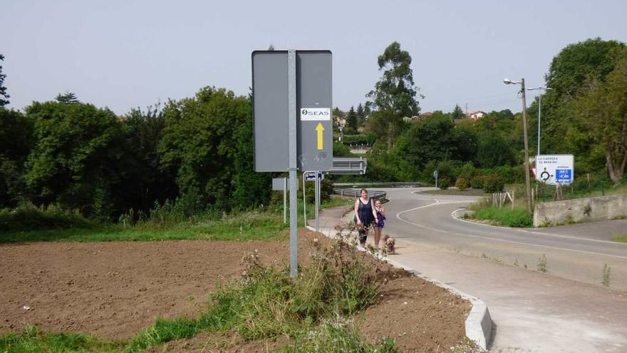 El bordillo que se acaba de levantar para impedir el aparcamiento en la zona verde.