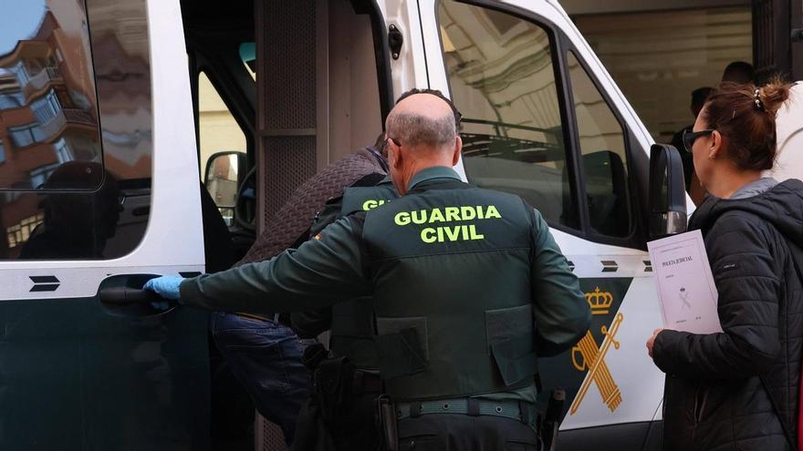 VÍDEO | Gritos y golpes dentro del furgón antes de declarar por el asesinato de su hermano en Peleas de Abajo