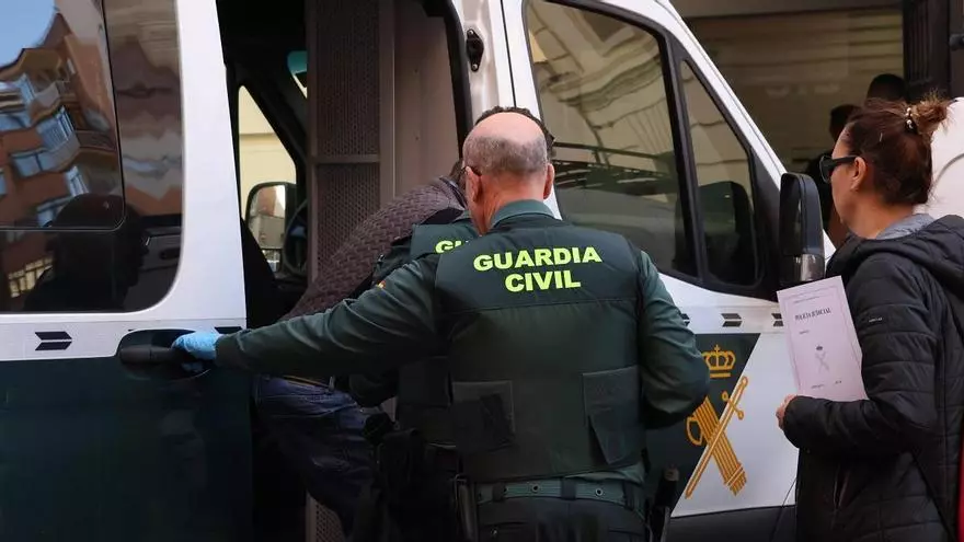 Gritos y golpes dentro del furgón antes de declarar por el asesinato de su hermano en Peleas de Abajo