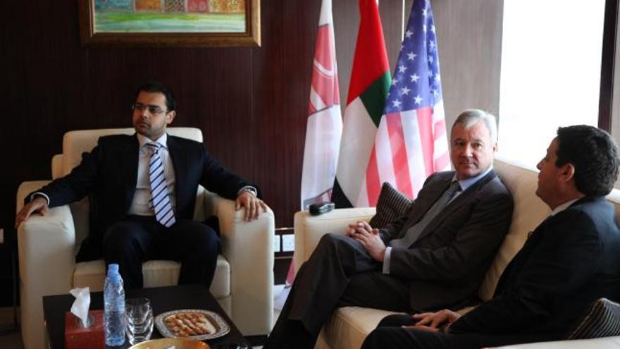 Valcárcel, durante la reunión que mantuvo con al directivo de la compañía Ruwaad, Hayn Merchant (i), y el director de Marta Consulting, Ghassan Aridi (d)