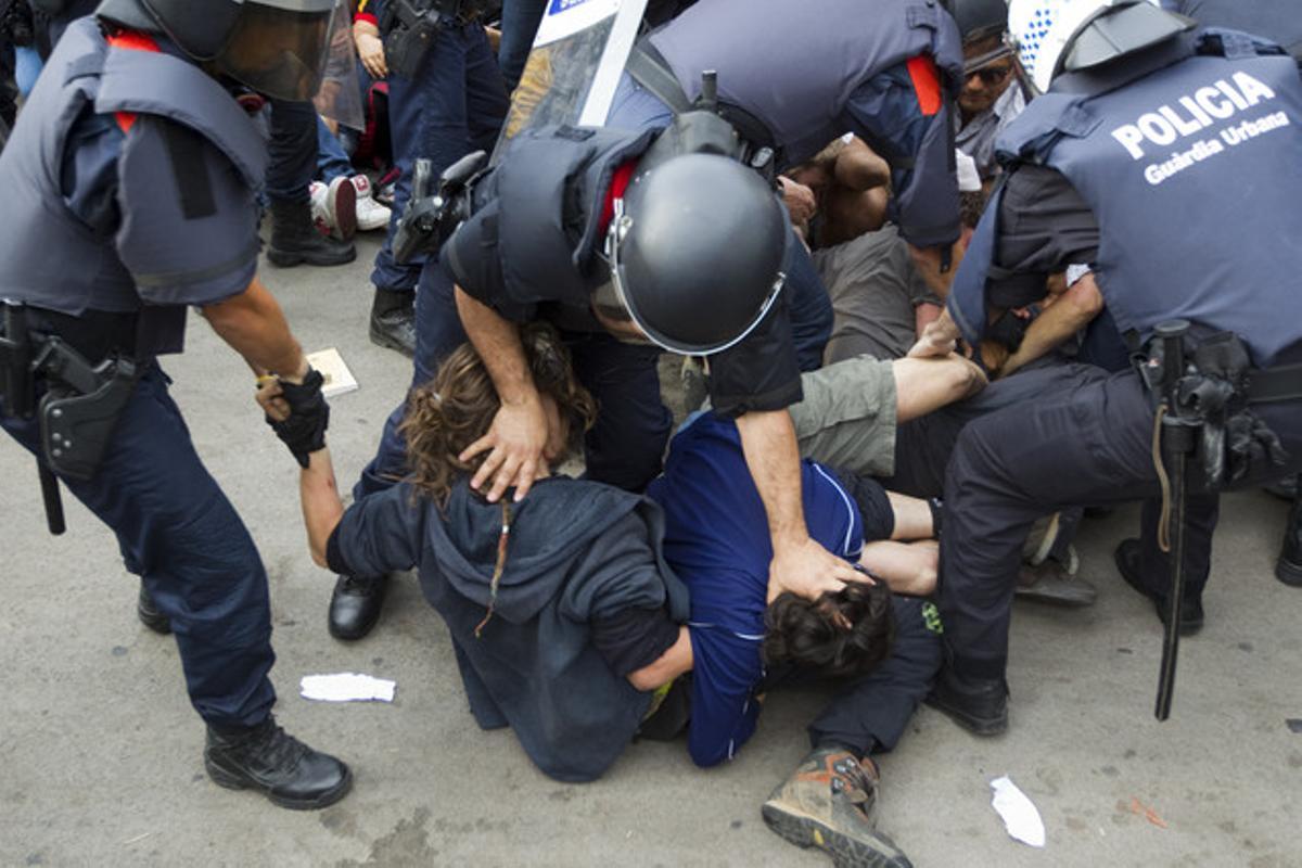 El desallotjament de la plaça de Catalunya, vist per Albert Bertran.