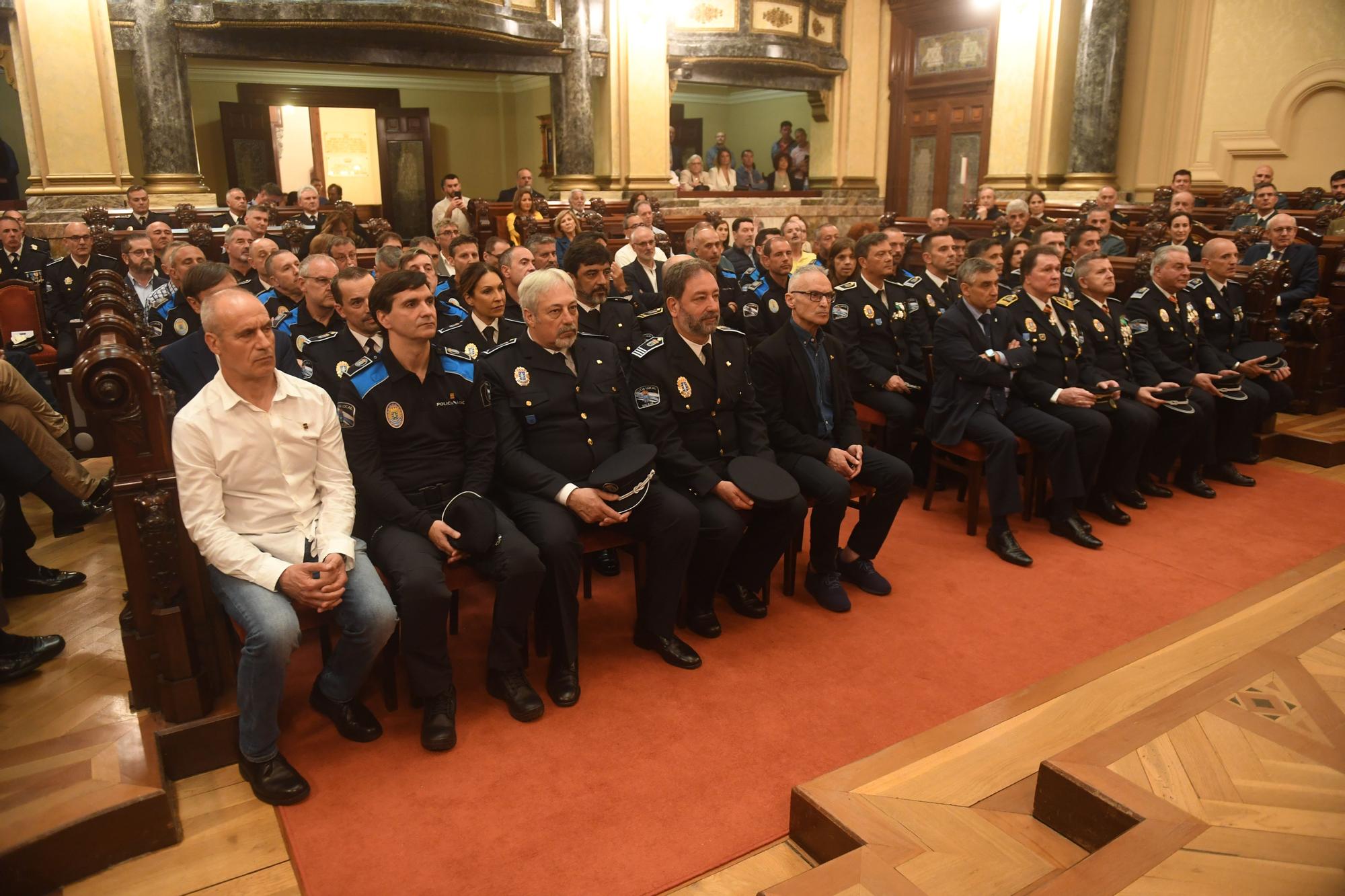 Homenaje a los policías locales de A Coruña que llevan 20 años en el cuerpo