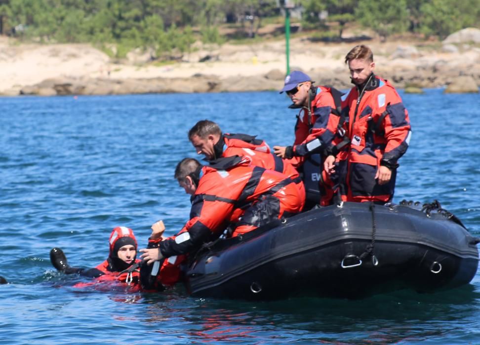 Los militares de la Campaña Antártica practican las técnicas de rescate en caso de naufragio - El Ejército despliega en O Grove el simulacro del "hombre del agua"