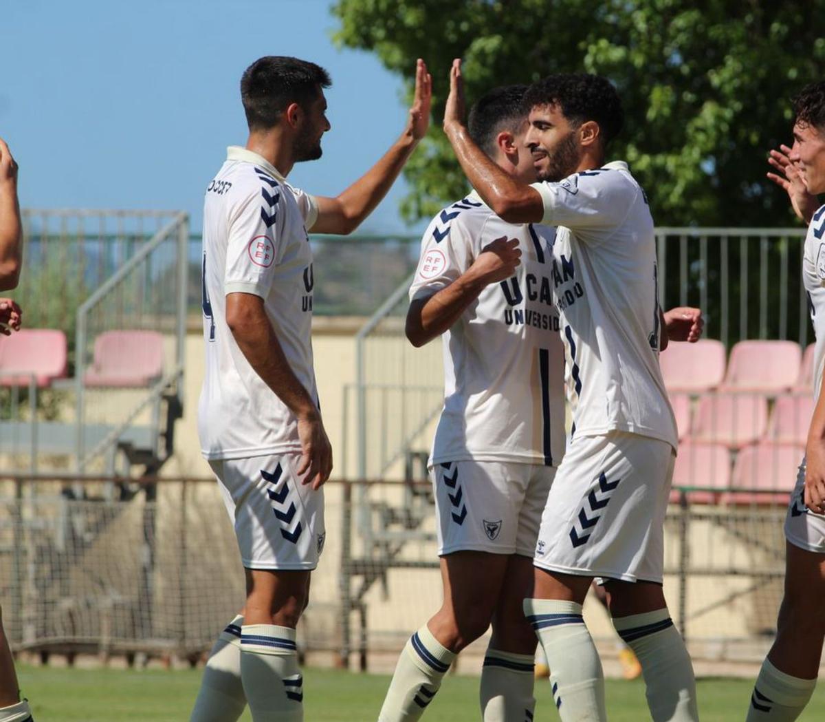 Yasser celebra con sus compañeros el único tanto. | UCAM MURCIA CF