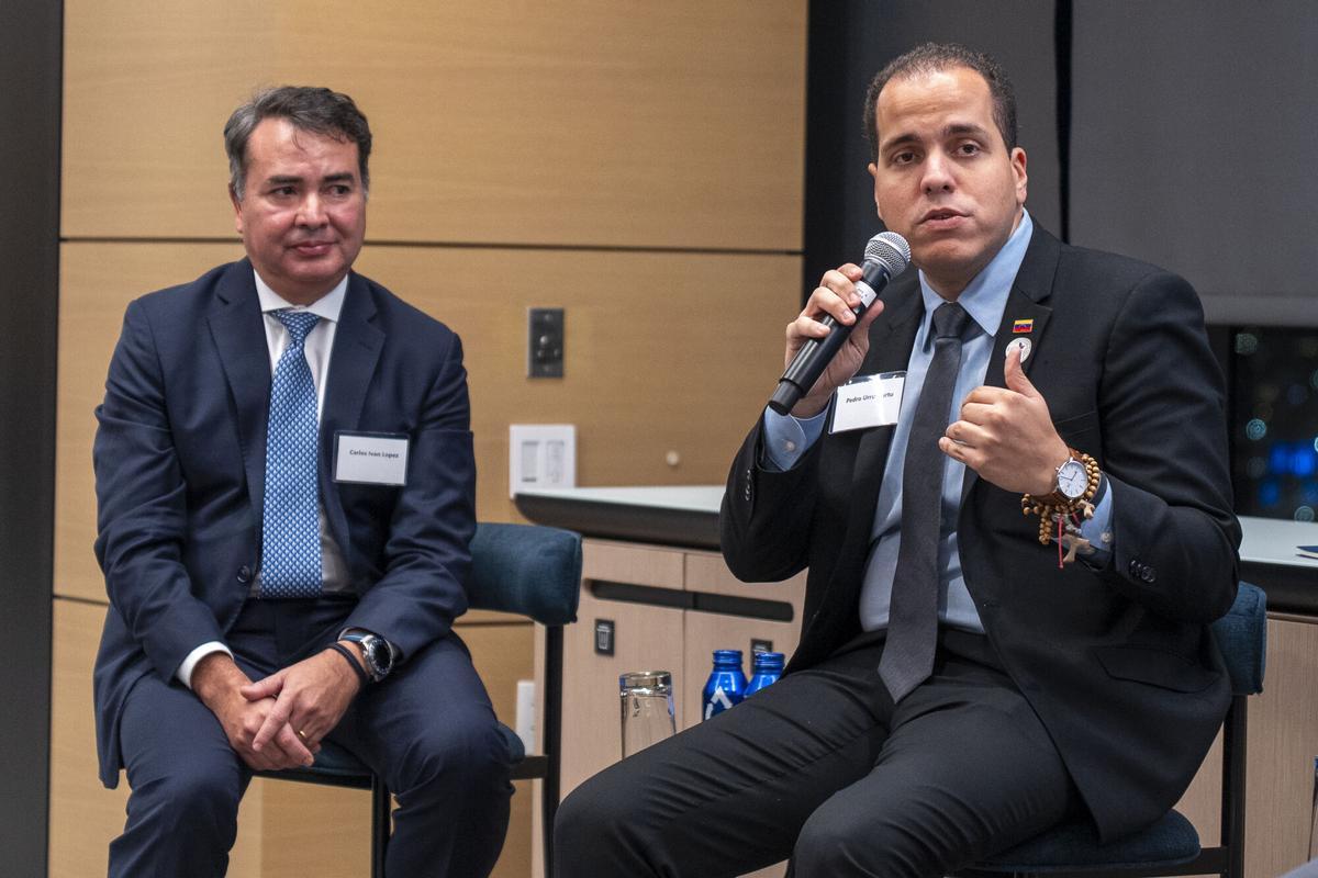 Pedro Urruchurtu (derecha), durante un evento de la Asociación Venezolano-Estadounidense, el pasado diciembre en Nueva York.