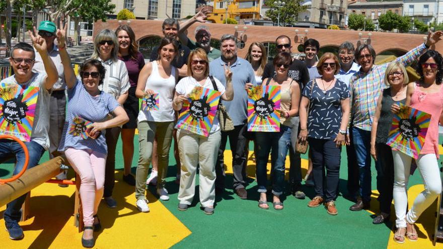 Representants del consistori i d&#039;entitats a la presentació de la festa major de Puig-reig, dijous