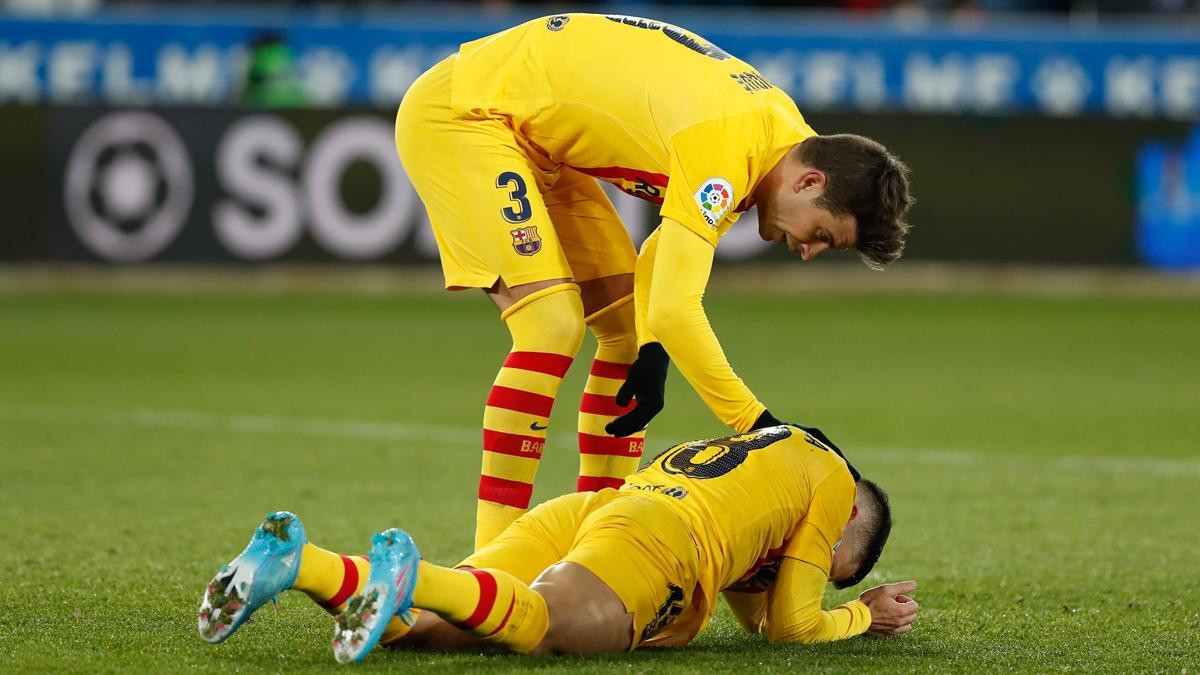 Gerard Piqué y Jordi Alba, durante el partido contra el Alavés