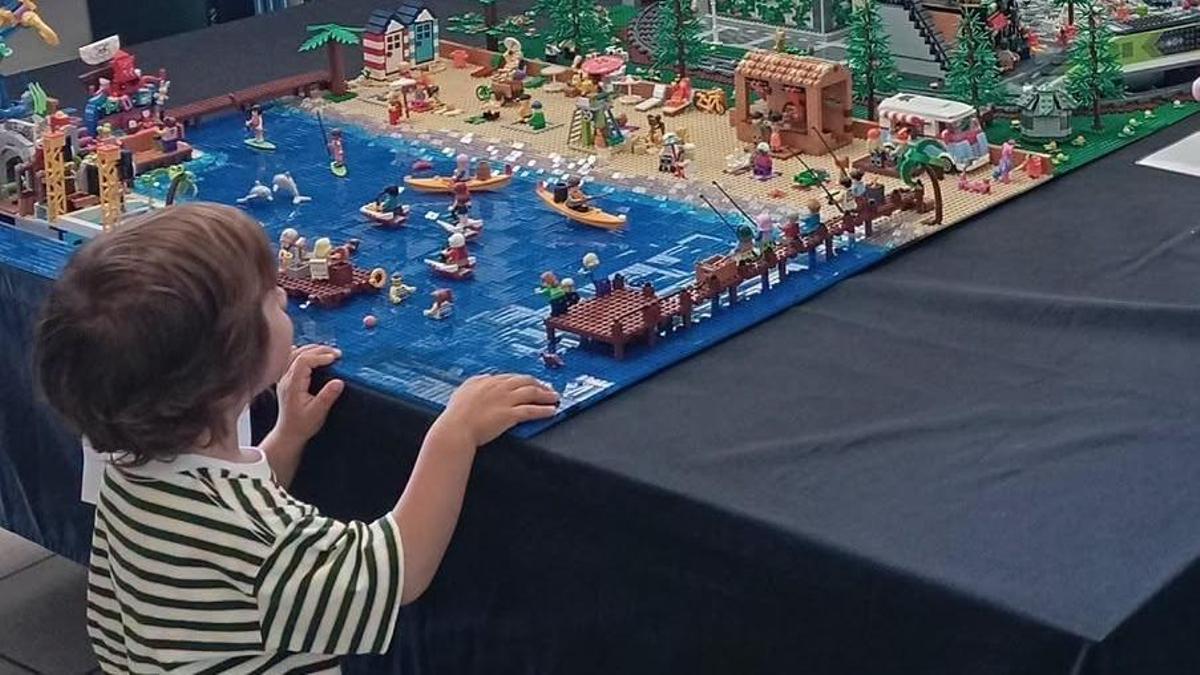 Un cativo na exposición Lego de Verán da biblioteca municipal de Laxe.