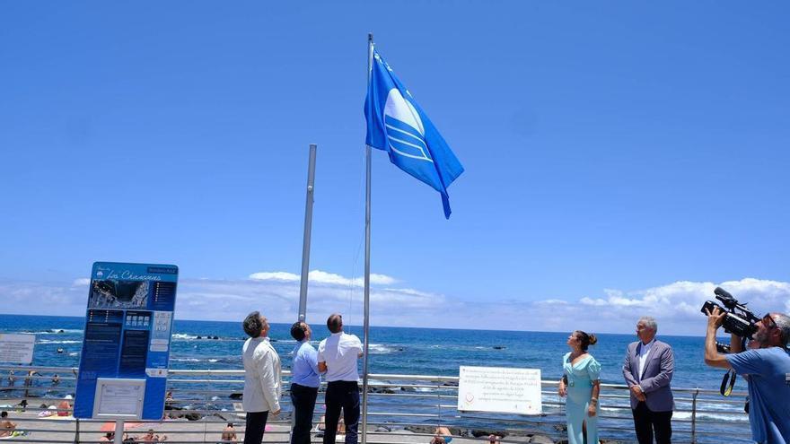 Izado de la bandera azul de Los Charcones, en El Puertillo, de Arucas