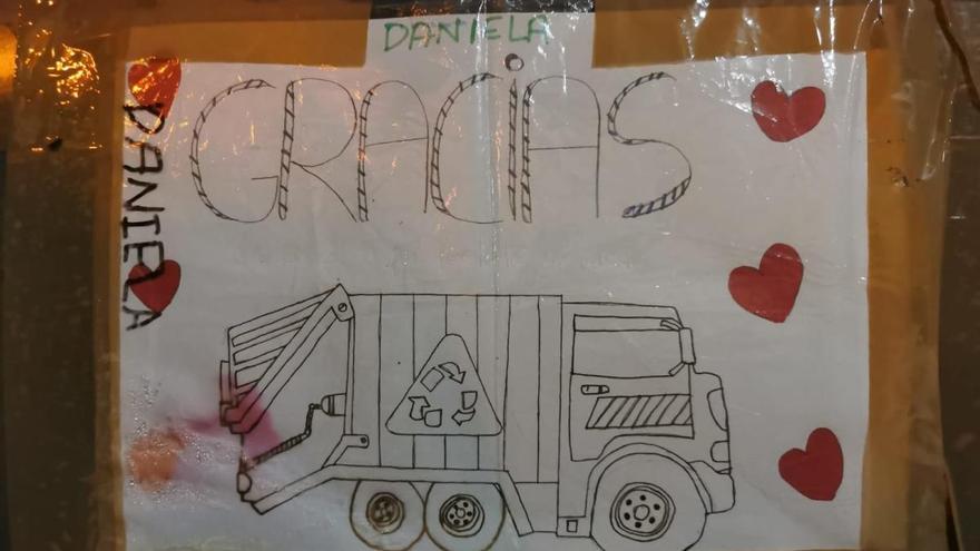 Los operarios de Limpieza agradecen el dibujo de Daniela, una niña de La Majadilla