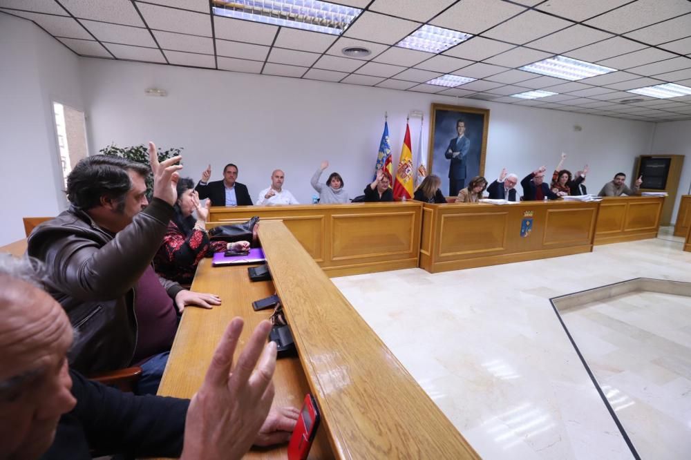 PSOE, Los Verdes, APTCe, IU con el apoyo de Sueña Torrevieja y con el voto de calidad del alcalde han sacado adelante el proyecto inicial de presupuestos municipales para 2019 gracias a la ausencia de