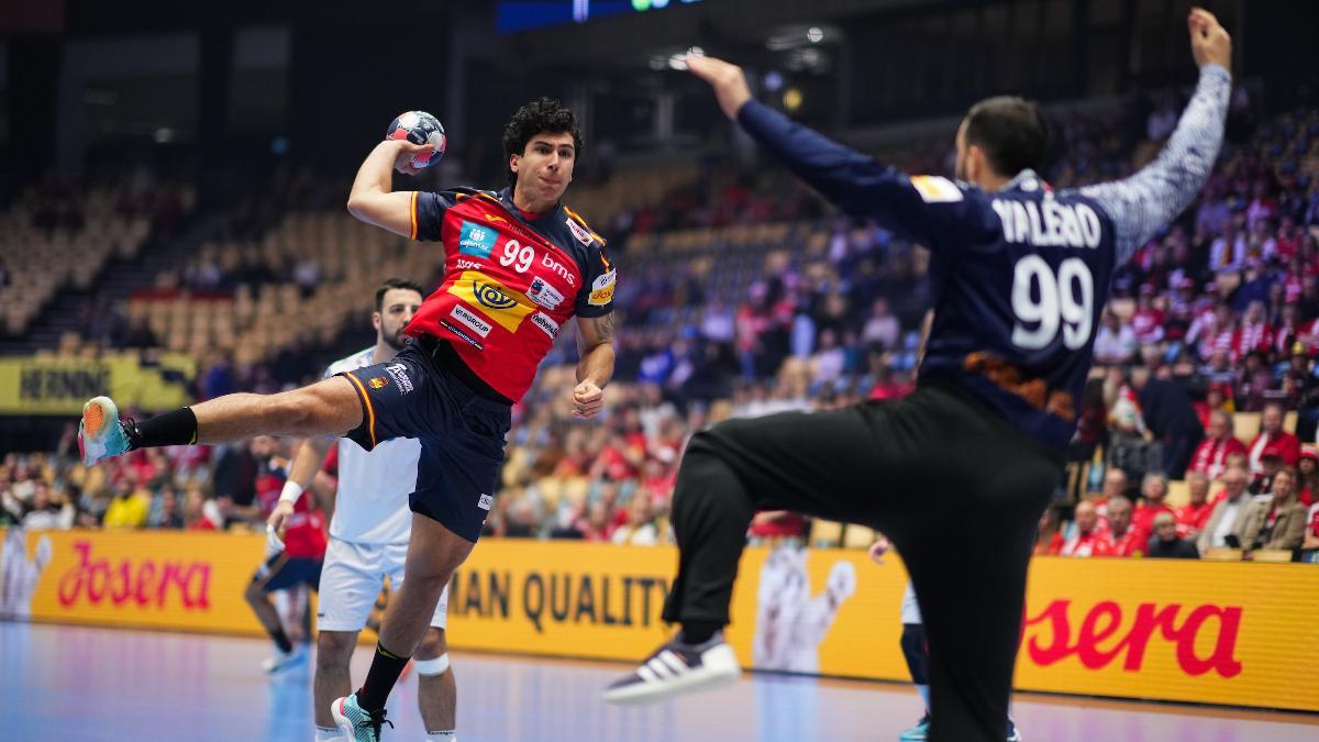 Javi Rodríguez prepara el disparo ante Capdeville