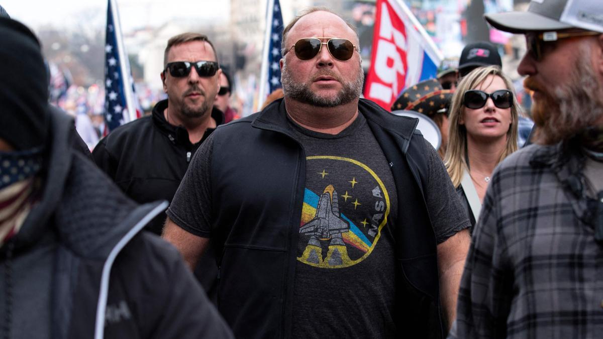 Multen amb 965 milions un locutor conspiranoic per negar el tiroteig de Sandy Hook