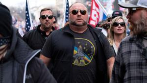 Multen amb 965 milions un locutor conspiranoic per negar el tiroteig de Sandy Hook