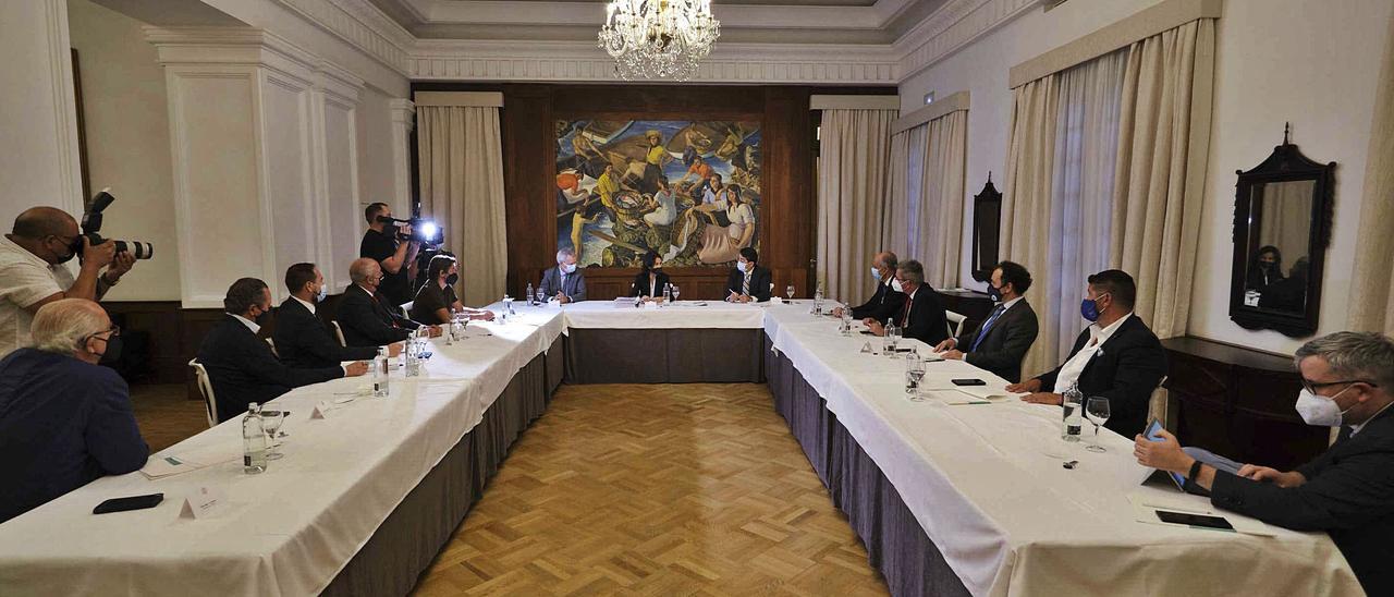 Reunión celebrada ayer por Isabel Pardo de Vera, Sebastián Franquis, Pedro Martín, y representantes económicos y sociales.