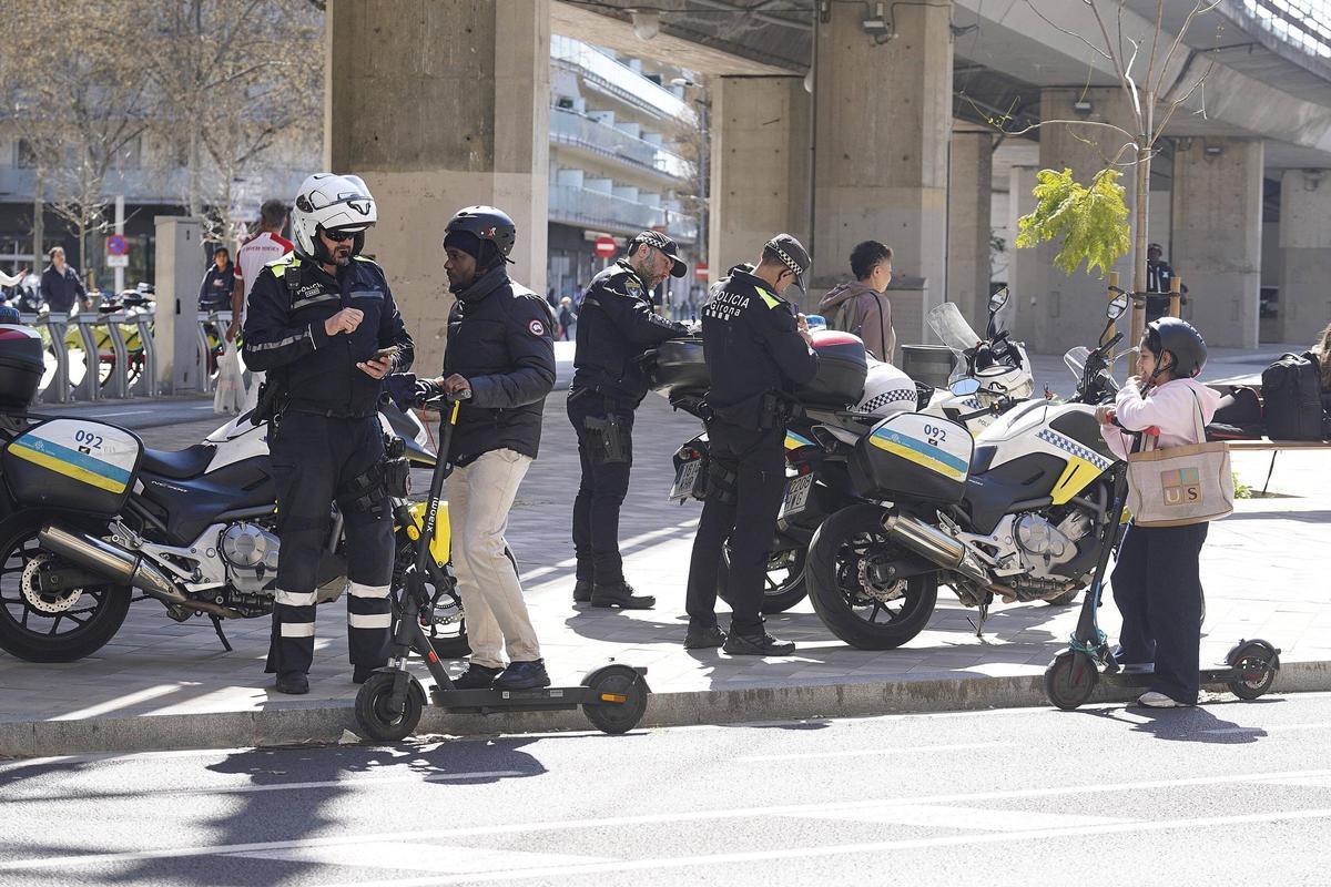 Un dels controls de la Policia Muncipal de Girona a usuaris de patinets a finals del mes de març.