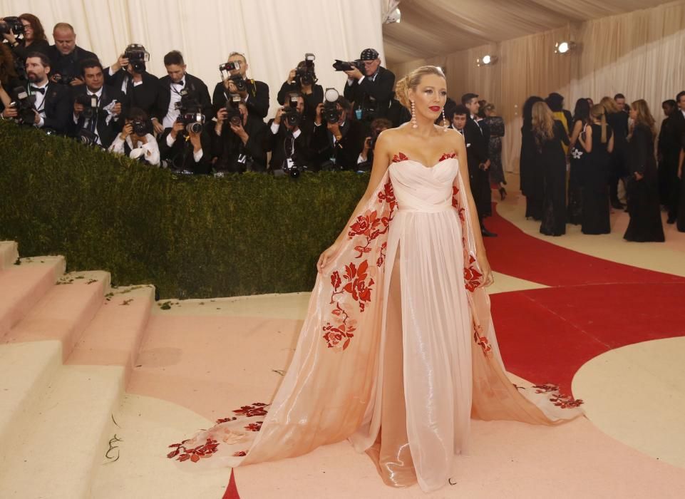 Actress Blake Lively arrives at the Met Gala in ...