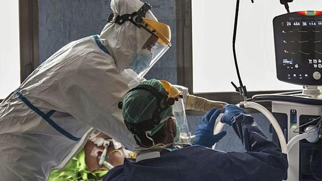 Dos sanitarios de la UCI atienden a uno de los pacientes que aún quedan ingresados.