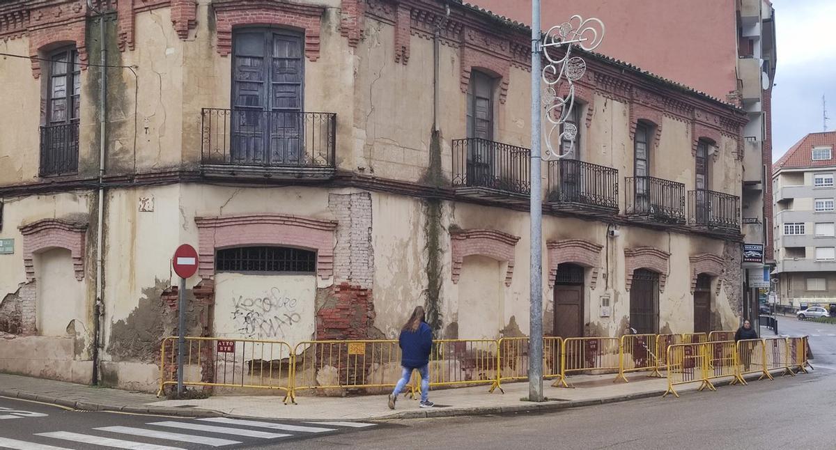 El Ferial 8, edificio cuya ruina ha caducado y ha obligado a abrir un nuevo expediente.