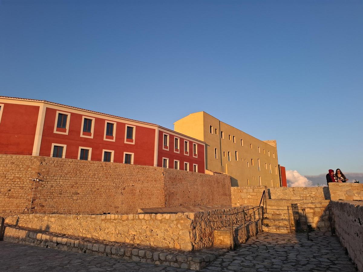 Vista parcial de la fachada del Parador de Turismo de Ibiza en Dalt Vila.