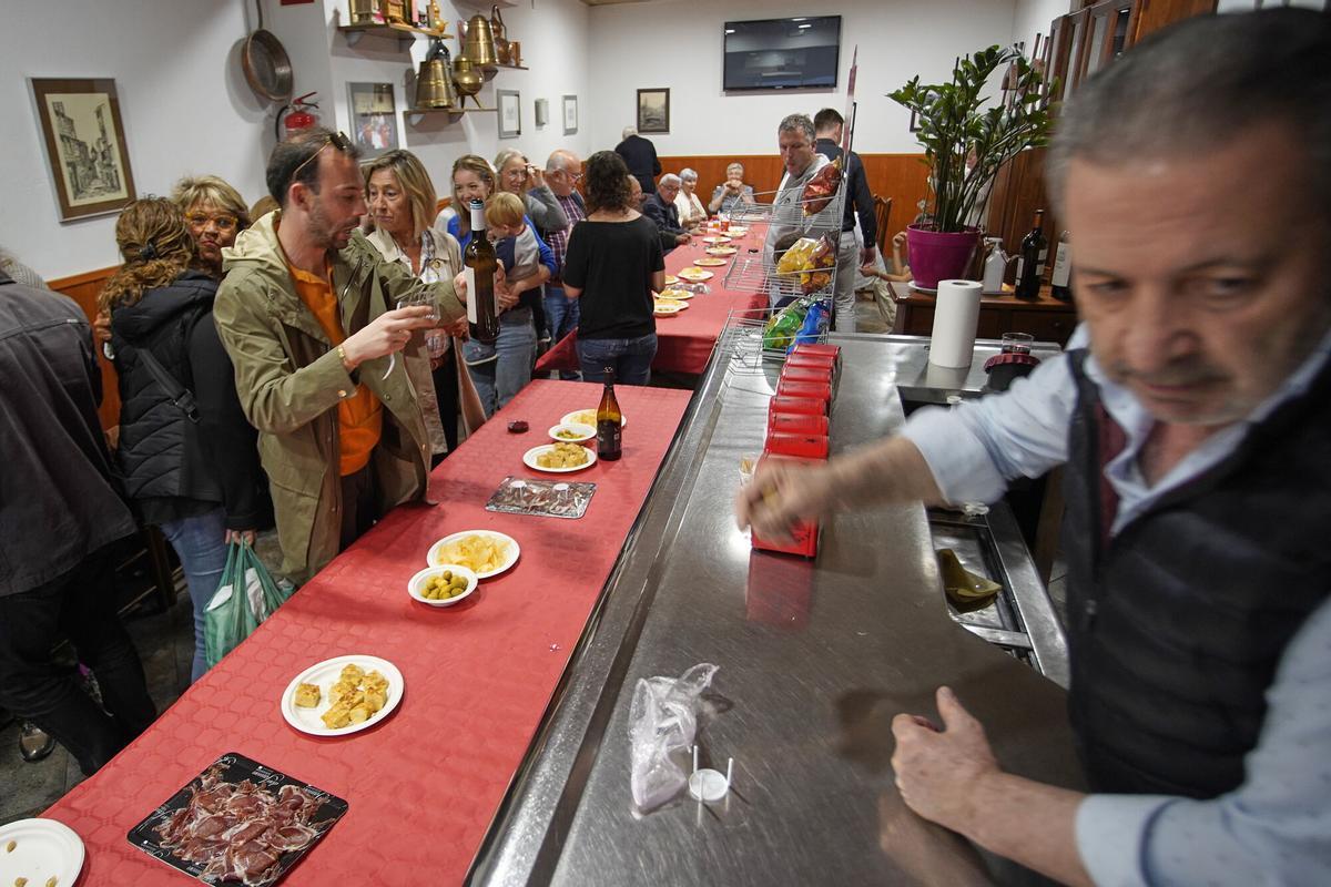 Girona restaurant aliança ( Heroïnes Santa Barbara, 3) 22 anys servint pop a Girona festa de comiat dels actuals amos de la Pulperia Aliança