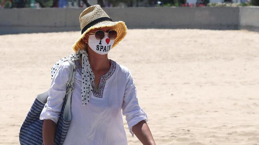 Una turista llega a una playa de Valencia.