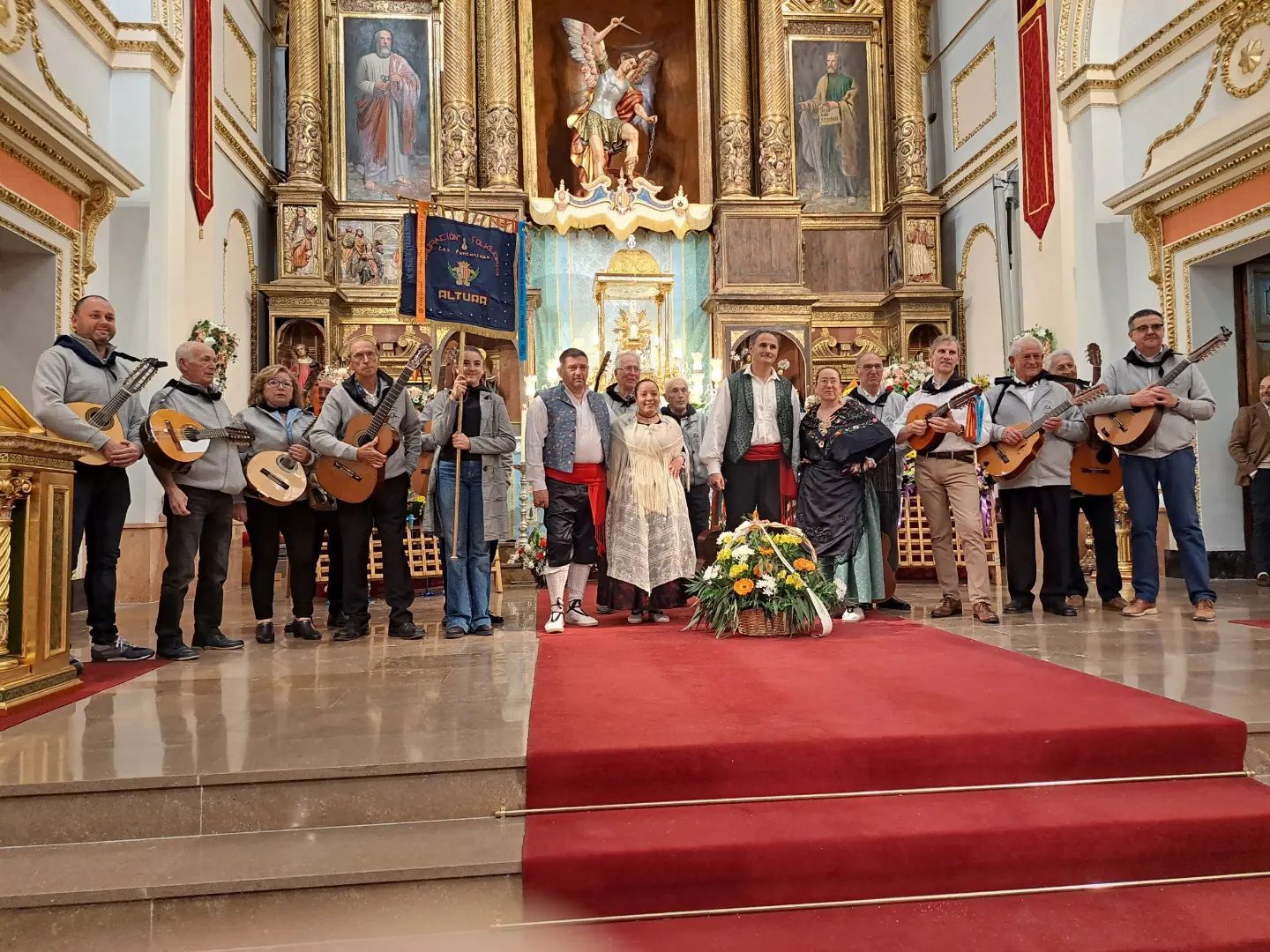 Altura ofrece flores a la Virgen de la Cueva Santa