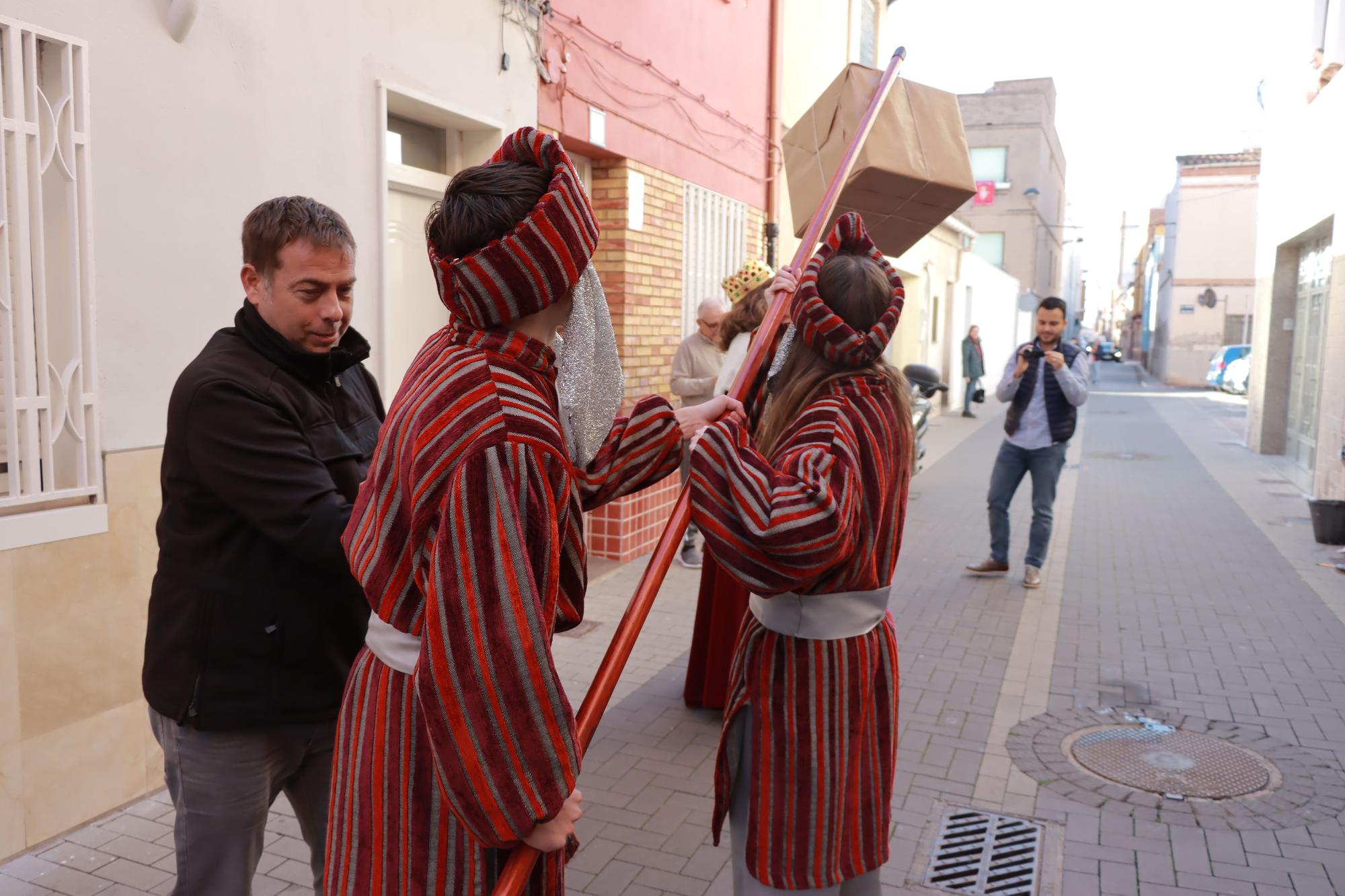 Los Reyes Mayos premian a los vecinos de Vila-real con cientos de regalos en este 2023