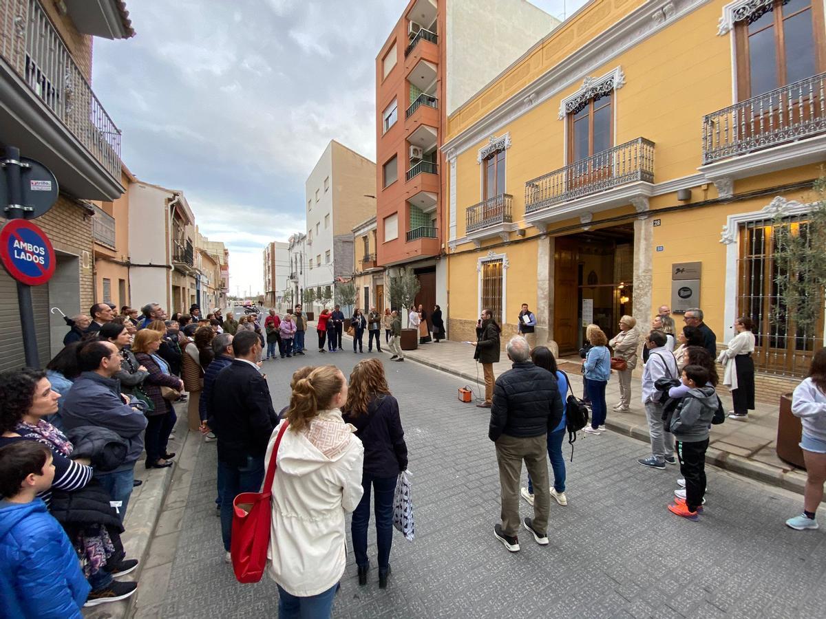 Rutas históricas en Torrent ante el Museu Comarcal de l'Horta Sud.