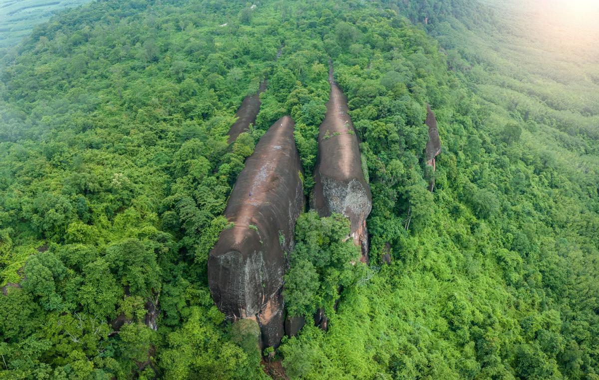 Se encuentra dentro del Parque Nacional Phu Sing