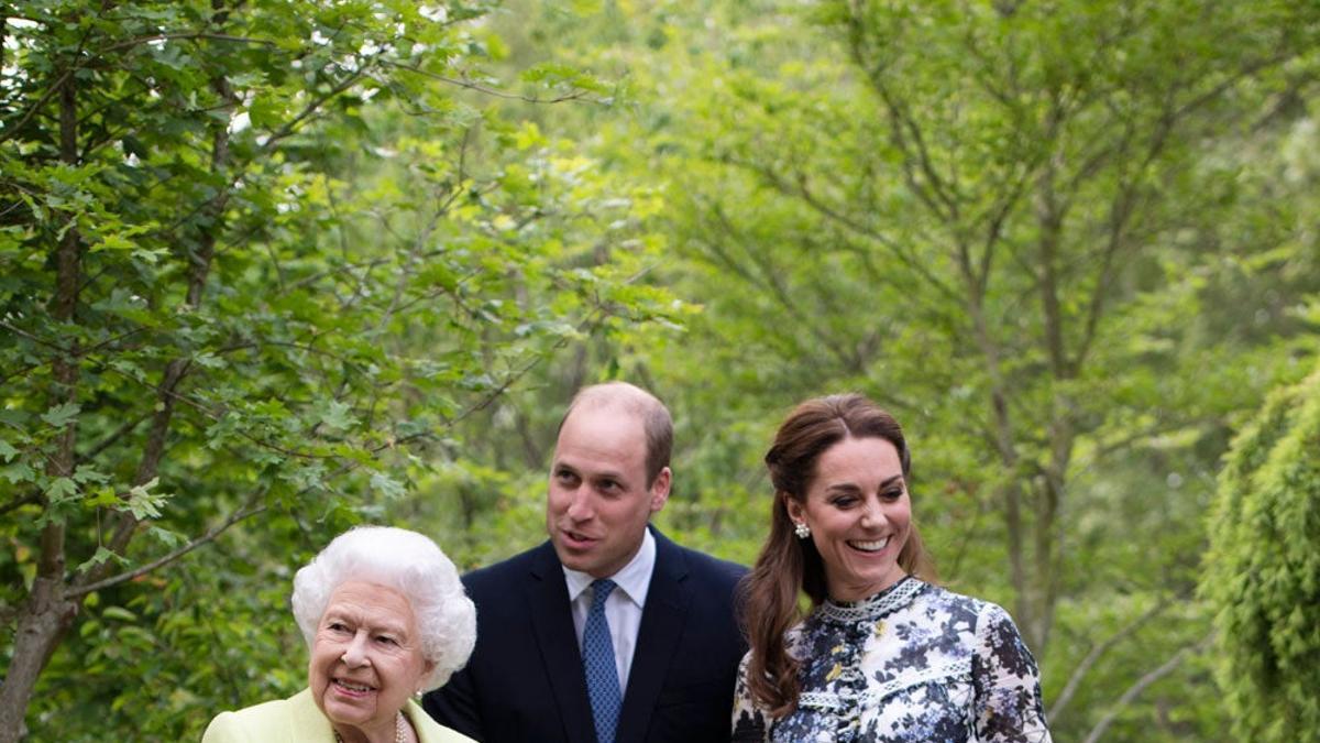 El príncipe William y Kate Middleton,  junto a Isabel II, en los jardines de Chelsea