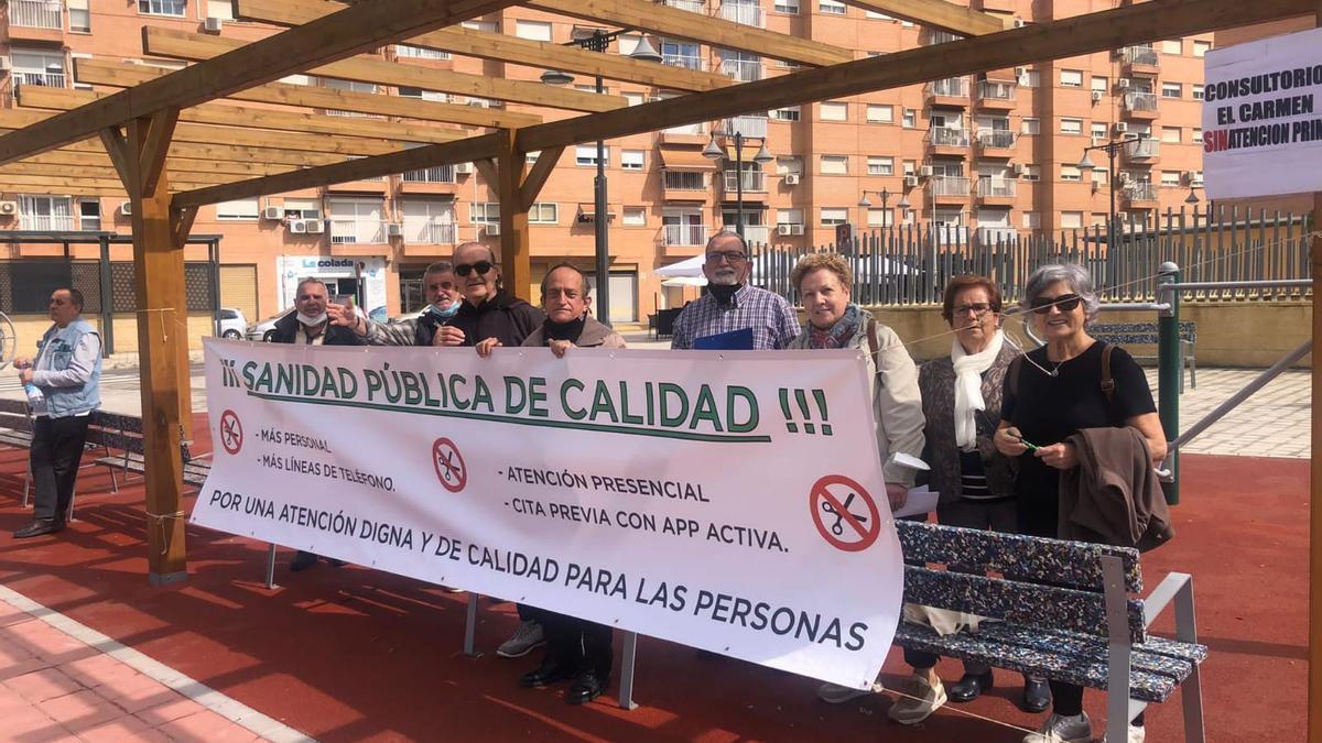 Sanitarios y Vecinos de Quart de Poblet, el Barrio del Cristo, Riba-roja y Aldaia protestan frente al Hospital de Manises