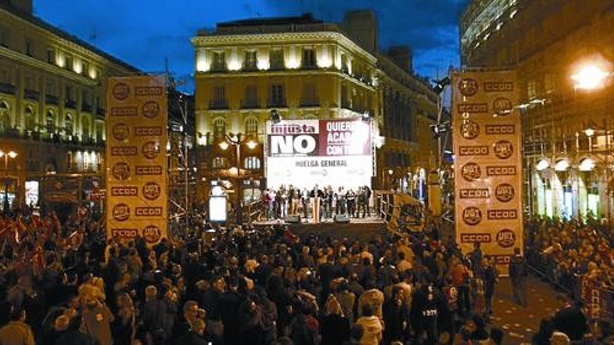 Un aspecto del acto sindical de anoche en la Puerta del Sol de Madrid.